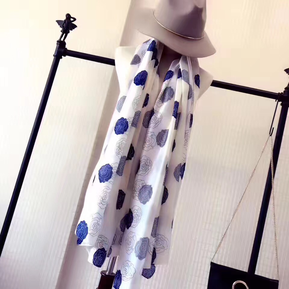 Chanel 香奈儿花朵系列 女士白色系丝巾
