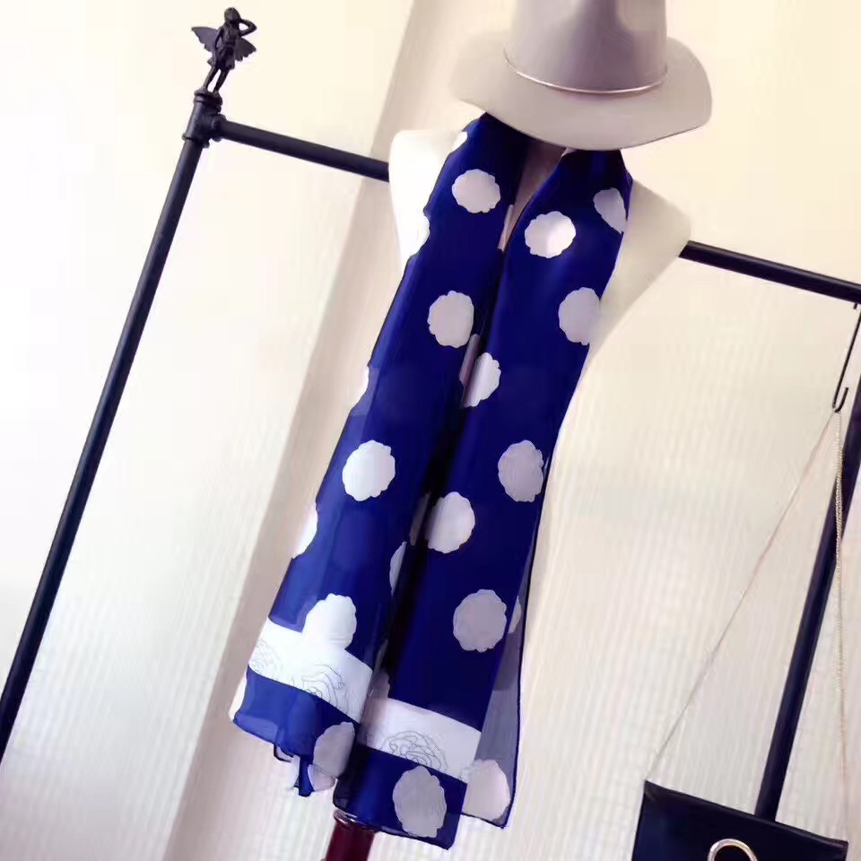 Chanel 香奈儿花朵系列 女士深蓝色系丝巾