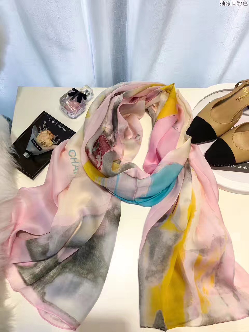 香奈儿2017最新款专柜同步上新 抽象画真丝披肩 粉色系