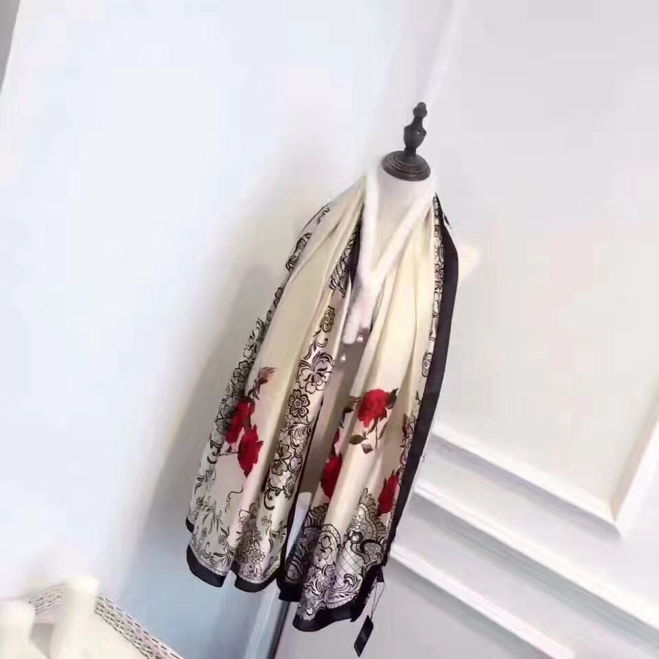 香奈儿 2017春款系列丝巾 不管怎么看都觉得是那么美